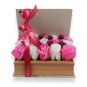 Aranjament floral cu 15 trandafiri din sapun, in cutie tip carte, cu flori roz si alb