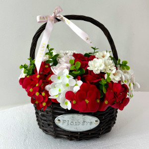 Aranjament floral cu trandafiri de sapun, hortensii si flori de cires in cosulet impletit - Img 2