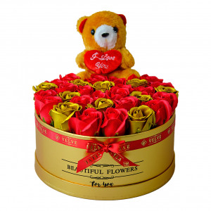 Aranjament floral cu trandafiri de sapun rosu - gold si ursulet cu mesaj de dragoste, in cutie eleganta, Auriu