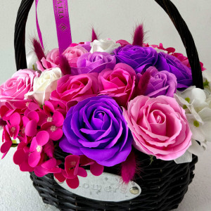 Aranjament floral cu trandafiri de sapun si alte accesorii in cosulet impletit, roz - lila - alb - Img 3