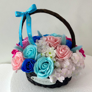 Aranjament floral cu trandafiri de sapun si alte accesorii in cosulet impletit, blue- roz- albastru - Img 2