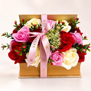 Aranjament floral cu trandafiri de sapun si plante decorative, in cutie tip carte, Rosu-Roz-Crem