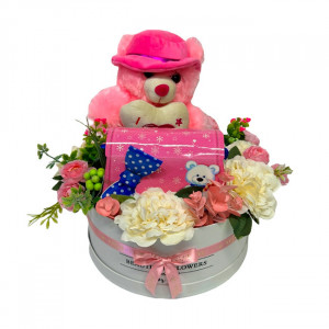 Aranjament floral cu ursulet de plus roz 25cm, trandafiri si plante verzi artificiale, gentuta cu bomboane Roshen 303gr, in cutie rotunda