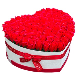 Aranjament floral, cutie alba in forma de inima cu 85 de trandafiri de sapun, Rosu