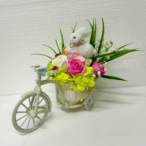 Aranjament floral de Paste Bunny Bicycle in cosulet bicicleta cu trandafiri si hortensii din sapun - Img 4