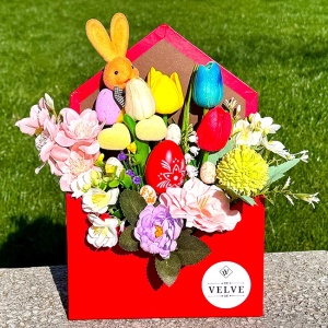 Aranjament floral Envelo in suport tip plic, cu flori si plante artizanale, flori de sapun si decoratiuni cu tematica pascala