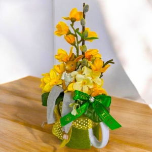 Aranjament floral Easter cu iepuras decorativ si flori artizanale, in cana de ceramica, galben-alb