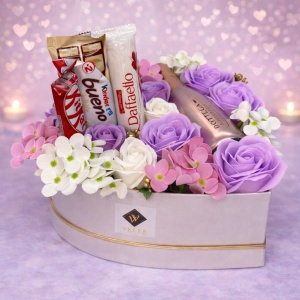 Aranjament floral Delicious White Lila, cutie inima cu trandafiri de sapun, hortensii, Prosecco Bottega Rose Goldsi dulciuri