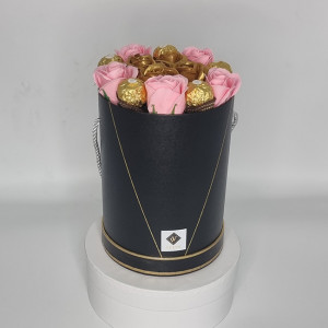 Aranjament floral Desire in cutie inalta cu 9 trandafiri roz si aurii si Praline