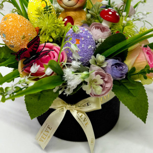 Aranjament floral Easter, decoratiune iepure, 3 oua decorative, plante verzi, trandafiri si lacramioare artificiale, in cutie rotunda neagra