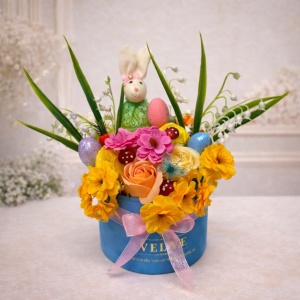 Aranjament floral Easter Bunny cu trandafiri si flori de sapun in cutie catifea albastra, 22 cm