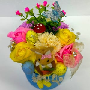 Aranjament floral Easter, decoratiune iepure, 3 oua decorative, plante verzi, trandafiri si garoafe de sapun, in cutie rotunda catifea albastra