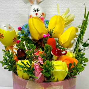 Aranjament floral Easter, decoratiune iepure, 1 ou decorativ, lacramioare si plante verzi artificiale, trandafiri, lalele de sapun, in cutie rotunda catifea roz