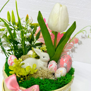 Aranjament floral Easter, decoratiune iepure, 5 oua decorative, lacramioare, lalea si eucalipt artificiale, pe pat de licheni naturali stabilizati, in cutie rotunda
