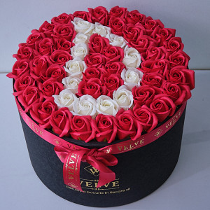 Aranjament Floral Etern personalizat cu litera D, in cutie rotunda neagra cu 55 trandafiri din sapun