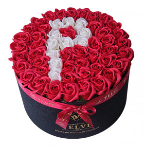 Aranjament Floral Etern personalizat cu litera P, in cutie rotunda neagra cu 55 trandafiri din sapun