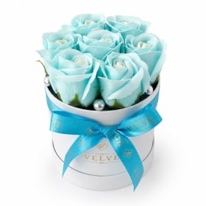 Aranjament floral Glamour Double Color cu 7 trandafiri de sapun bicolor, in cutie rotunda, 16x11 cm, Bleu-Alb