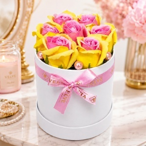 Aranjament floral Glamour Double Color cu 7 trandafiri de sapun bicolor, in cutie rotunda, 16x11 cm, Galben-Roz - Img 2