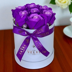 Aranjament floral Glamour Double Color, cutie rotunda cu 7 trandafiri sapun in doua culori, Mov- Lila - Img 3