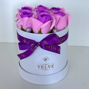 Aranjament floral Glamour Double Color, cutie rotunda cu 7 trandafiri sapun in doua culori, Lila-Mov - Img 4