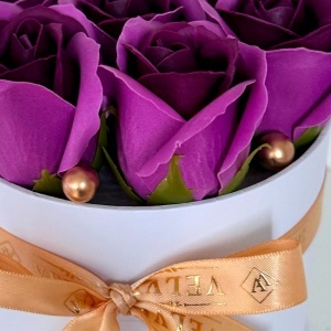Aranjament floral Glamour Double Color, cutie rotunda cu 7 trandafiri sapun in doua culori, Mov deschis-mov inchis - Img 4