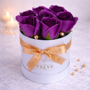 Aranjament floral Glamour Double Color, cutie rotunda cu 7 trandafiri sapun, bicolor, Mov deschis/inchis