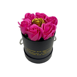 Aranjament floral Glamour Flower cutie rotunda neagra cu 7 trandafiri sapun Zmeura