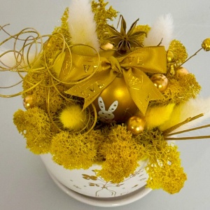 Aranjament floral Glitter in vas ceramic tip ceasca, lagurus si licheni stabilizati, ou decorativ si plante artizanale, galben, 16 x 7 cm