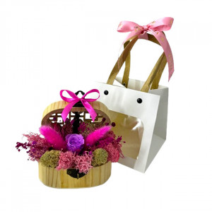 Aranjament floral Goodliness in punga cadou, cu trandafir criogenat, lagurus, licheni stabilizati si broom, in cufar semirotund, cu funda, Fucsia 5