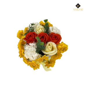 Aranjament floral in cutie alba rotunda cu trandafiri din sapun si alte accesorii, galben - alb - rosu