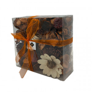 Aranjament floral in cutie in forma de inima, cu trandafiri din sapun, Praline Raffaello, Kinder Bueno si Flori uscate parfumate