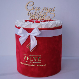 Aranjament floral in cutie rotunda rosie, cu 25 trandafiri rosii din sapun si mesaj "Cea mai iubita mama"