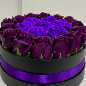 Aranjament floral in doua culori, cutie rotunda cu 21 trandafiri sapun, mov