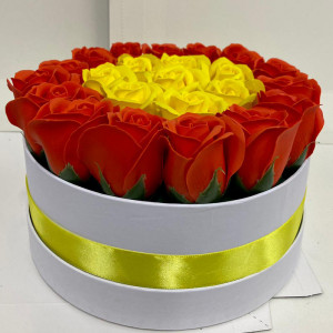Aranjament floral in doua culori, cutie rotunda cu 23 trandafiri sapun, orange-galben