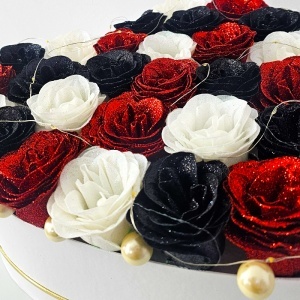 Aranjament floral in forma de inima cu 27 trandafiri decorativi cu efect glitter, cu LED, in cutie premium - Img 5