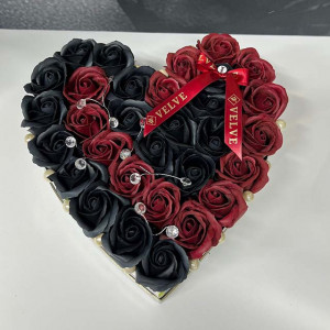 Aranjament floral Isaria din trandafiri de sapun, in doua nuante, negru-rosu