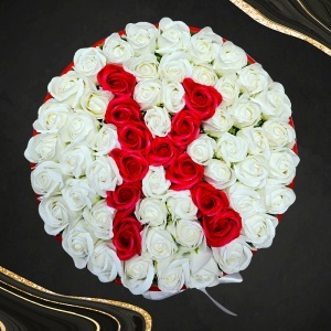 Aranjament floral litera cu 55 trandafiri de sapun in cutie rotunda catifea rosie, litera K - Img 2