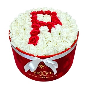 Aranjament floral litera cu 55 trandafiri de sapun in cutie rotunda catifea rosie, litera P