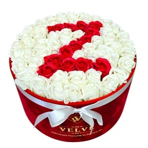 Aranjament floral litera cu 55 trandafiri de sapun in cutie rotunda catifea rosie, litera Z