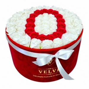 Aranjament floral litera cu 55 trandafiri de sapun in cutie rotunda catifea rosie, litera O