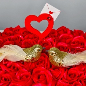 Aranjament floral Love Birds cu 45 trandafiri de sapun si pasari decorative, in cutie inima - Img 6