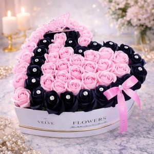 Aranjament floral Love Impact, cu 51 trandafiri din sapun in doua nuante si cristale decorative, cutie alba format inima, Roz/Negru - Img 3