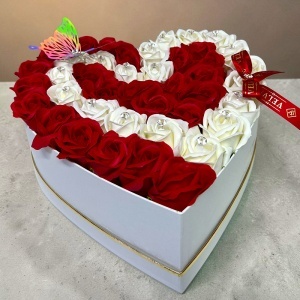 Aranjament floral Love Impact in cutie inima cu 41 trandafiri din sapun si cristale decorative, Rosu-Alb - Img 3
