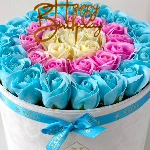Aranjament Floral Majestic, cu trandafiri din sapun, albastru deschis, roz si alb unt, in cutie alba de catifea, cu mesaj "Happy Birthday" - Img 2