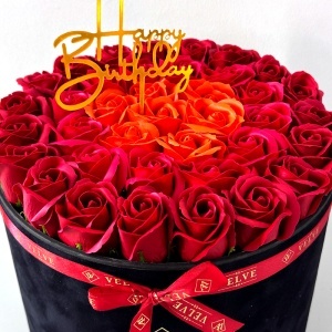 Aranjament Floral Majestic, cu trandafiri din sapun bordo, rosii si orange, in cutie neagra de catifea, cu mesaj "Happy Birthday" - Img 3