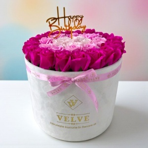 Aranjament Floral Majestic, cu trandafiri din sapun in 3 nuante de roz, in cutie alba de catifea, cu mesaj "Happy Birthday"
