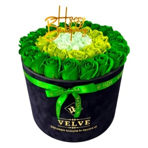 Aranjament Floral Majestic, cu trandafiri din sapun in 3 nuante de verde, in cutie neagra de catifea, cu mesaj "Happy Birthday"