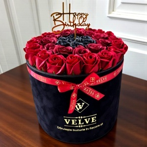 Aranjament Floral Majestic, cu trandafiri din sapun rosii, bordo si negri, in cutie neagra de catifea, cu mesaj "Happy Birthday" - Img 4