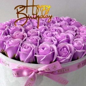 Aranjament Floral Majestic Lila, cu trandafiri din sapun, in cutie alba de catifea, cu mesaj "Happy Birthday" - Img 2