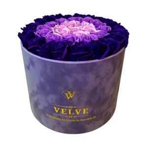 Aranjament Floral Majestic Purple, cu trandafiri din sapun, in cutie mov de catifea - Img 2